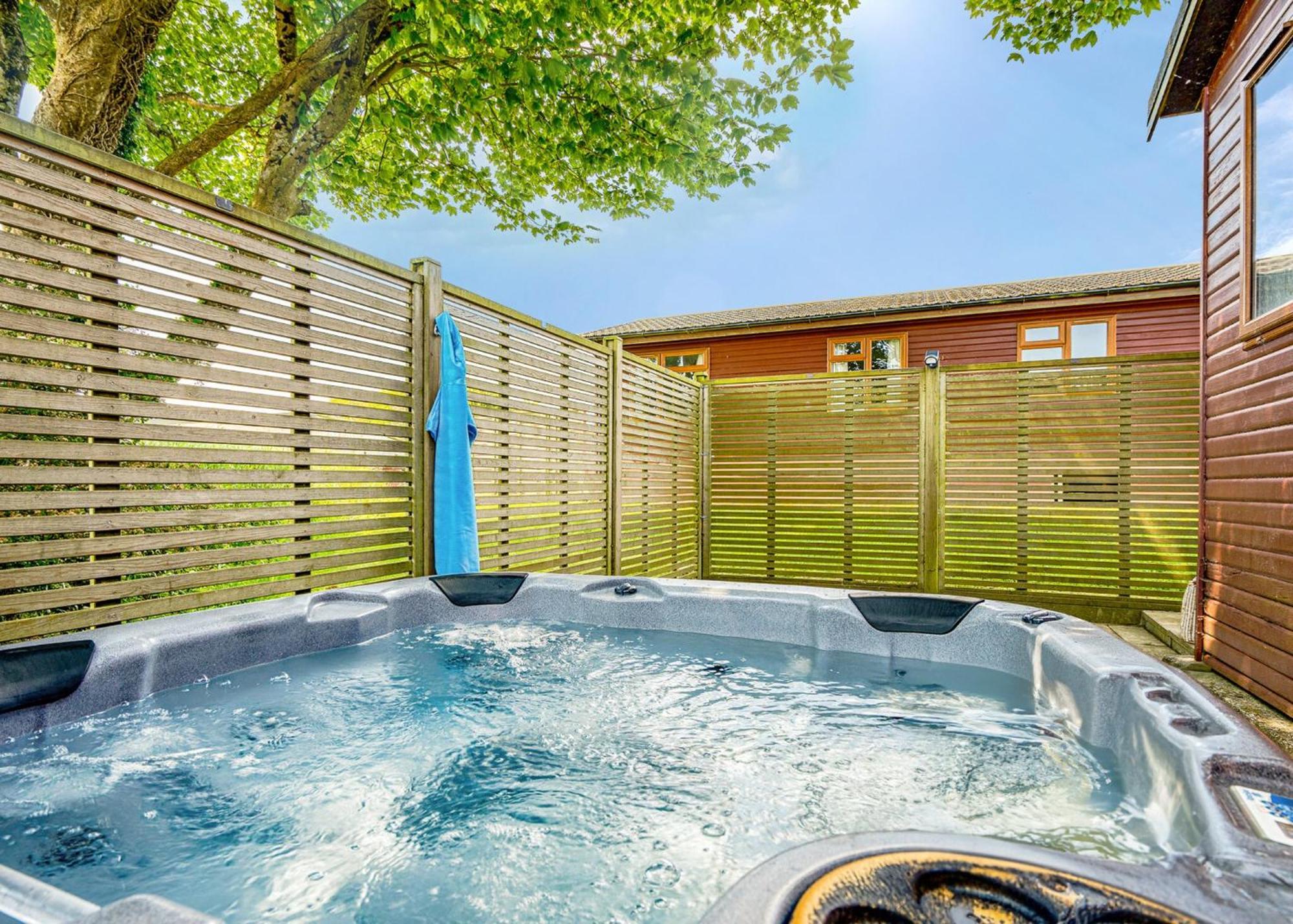 Meadow Lakes Holiday Park St Austell Extérieur photo